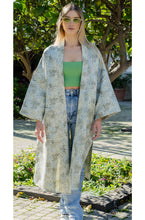 Load image into Gallery viewer, The Kimono shiny Green &amp; White
